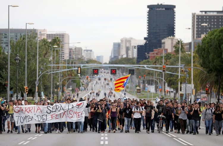 Miles de personas marchan desde distintas ciudades catalanas hacia Barcelona (REUTERS/Rafael Marchante)