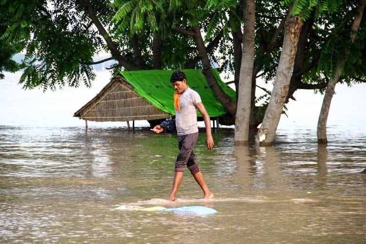 El nivel del agua del río Ganges se ha elevado de manera poco usual esta semana (Photo by Sanjay kanojia / AFP)