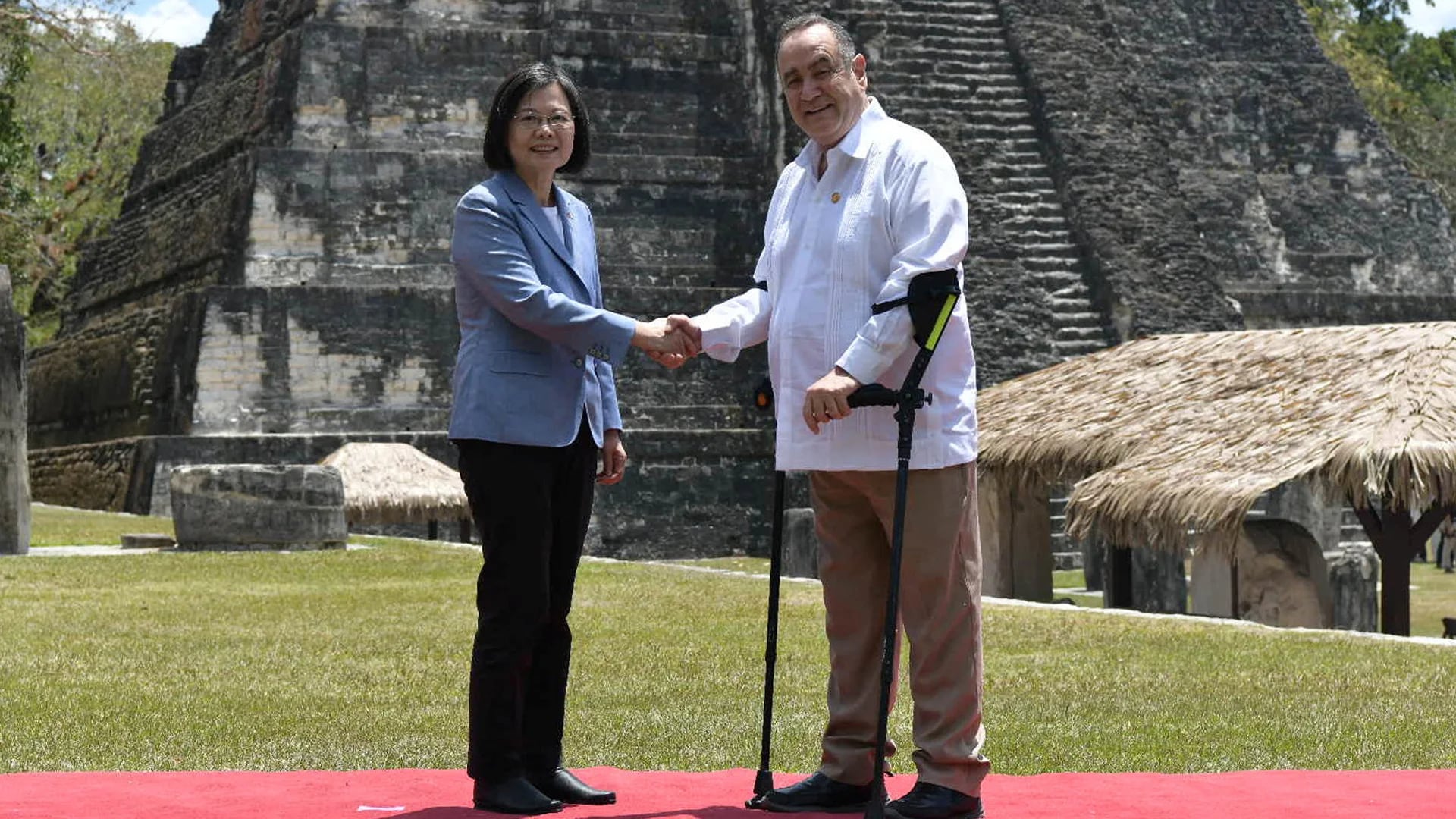 La Presidenta de Taiwán, Tsai Ing-wen, junto a su par de Guatemala, Alejandro Giammattei, durante su reciente visita al país centroamericano (Reuters)