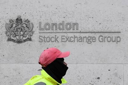 Un encargado de la limpieza de las calles pasa frente al edificio de la Bolsa de Londres en el distrito financiero de la ciudad. Londres, Reino Unido, 9 de marzo de 2020. REUTERS/Toby Melville