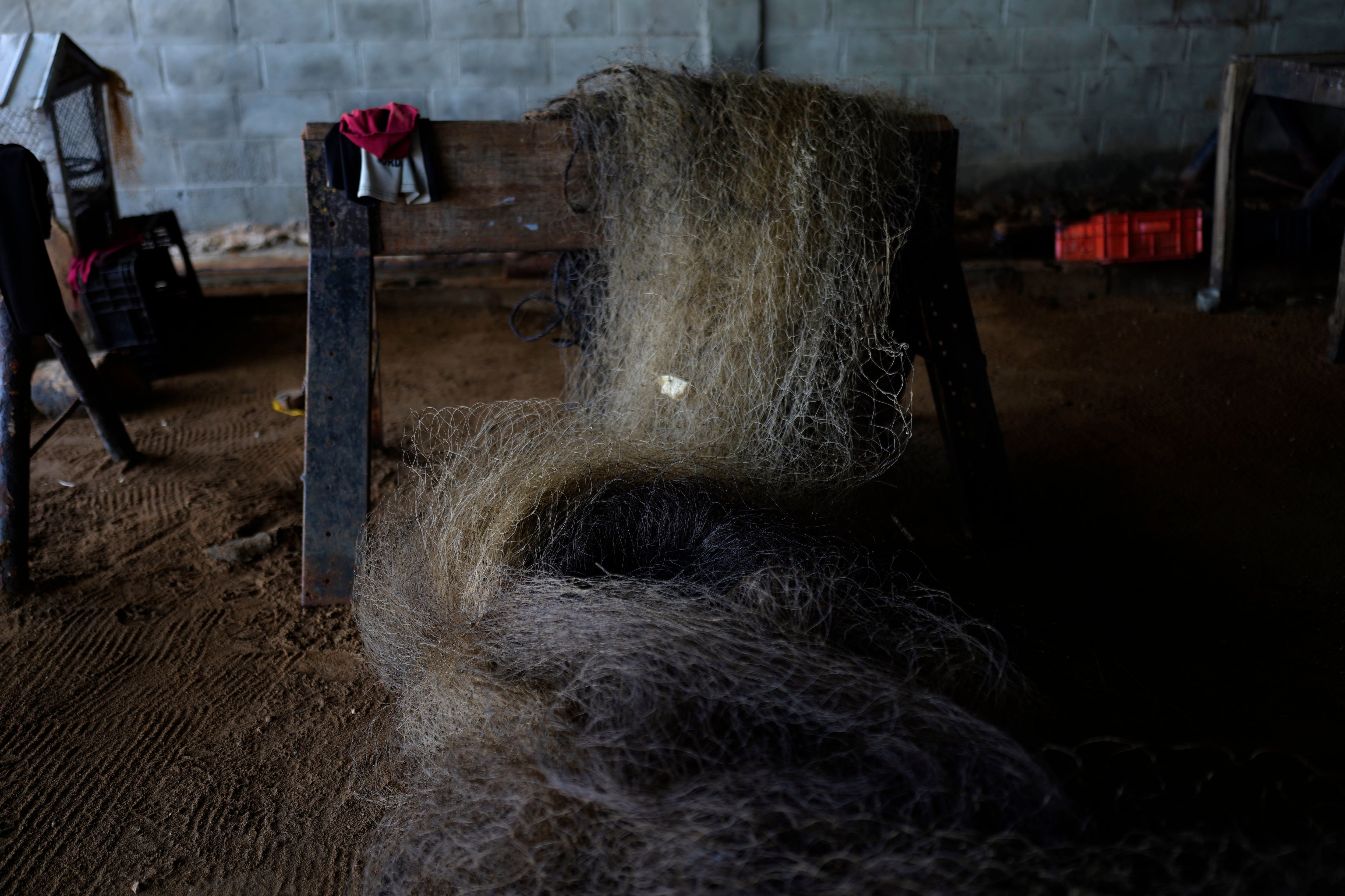 Una red de pesca llena de petróleo (AP Foto/Ariana Cubillos)