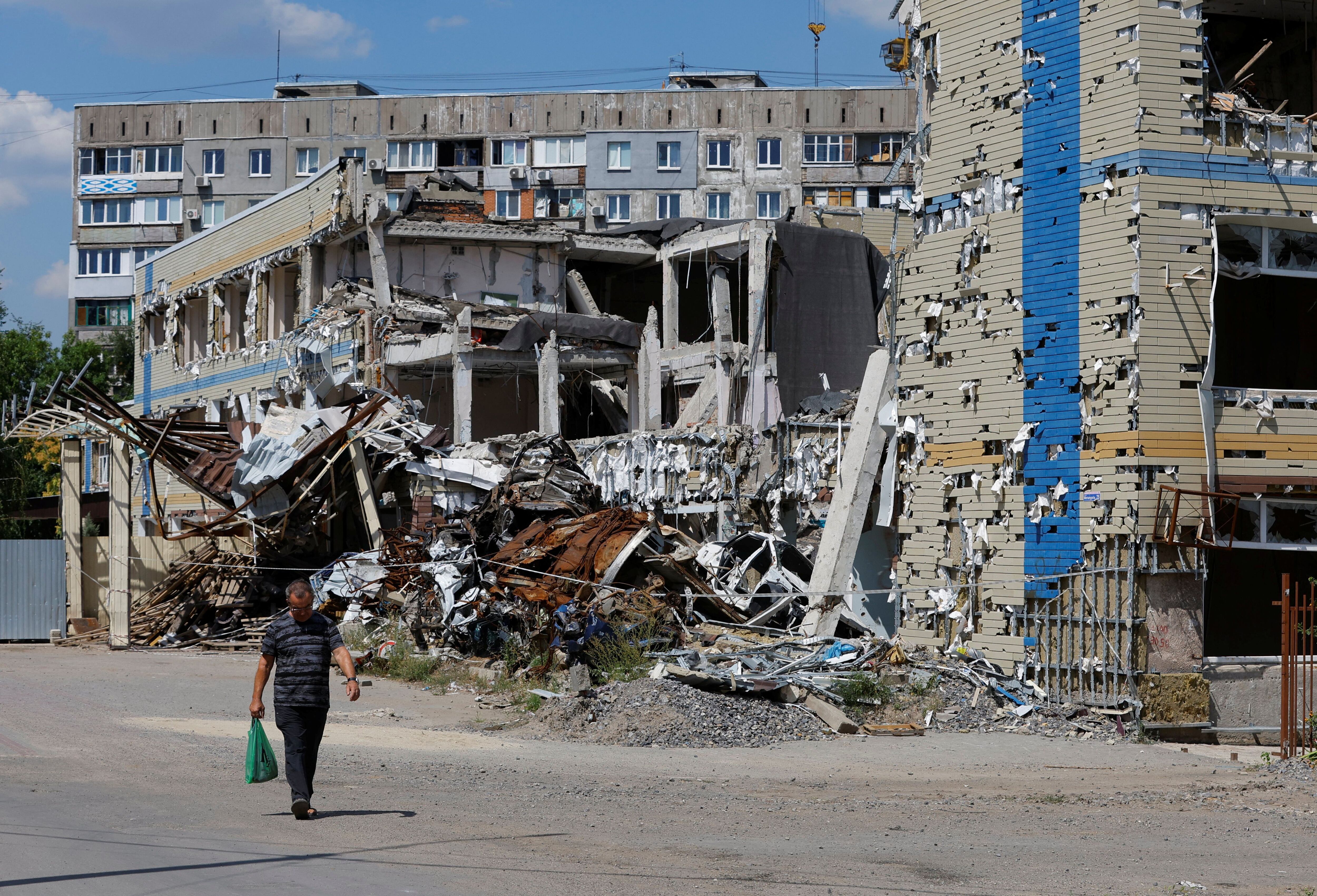 Mariupol fue bombardeada y atacada con artillería durante semanas, causando una enorme destrucción y cientos de muertos. (REUTERS/Alexander Ermochenko)