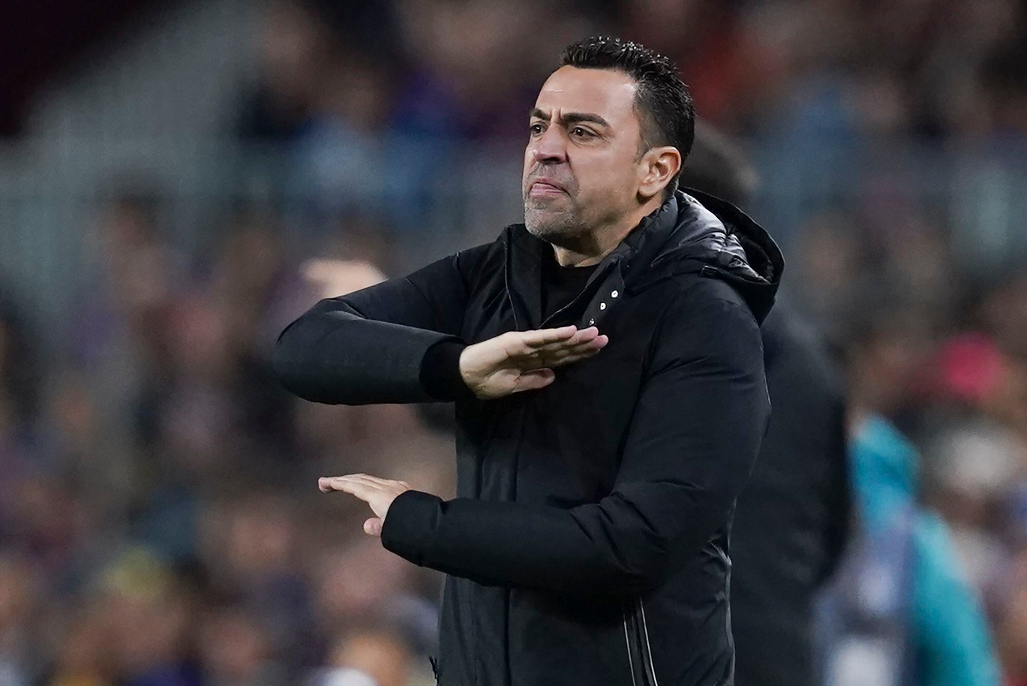 El técnico del Barcelona Xavi Hernández reacciona durante el partido contra el Real Madrid por la Liga española, el domingo 19 de marzo de 2023. (AP Foto/Joan Mateu)