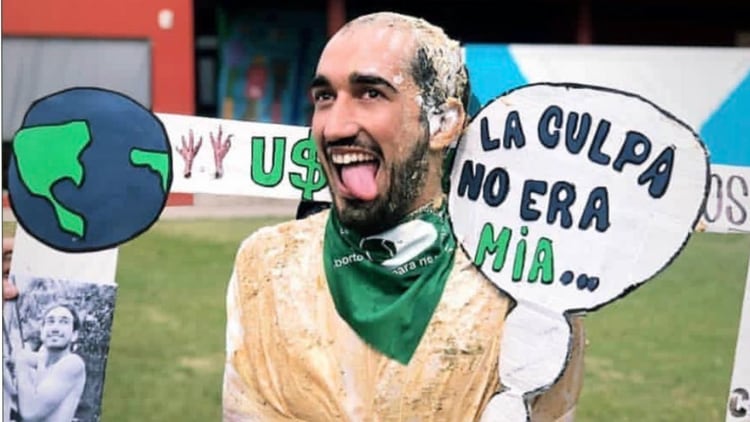 En el disfraz de su graduación, también tenía las leyendas 