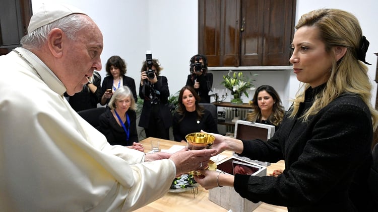 Fabiola Yáñez le regaló al Santo Padre el cáliz que se utilizó en la Misa de la Unión en Luján