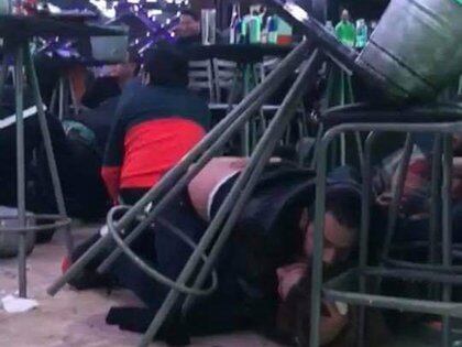 La balacera en el bar Capital, en Culiacán. Según los responsables del local, se trató de un ataque a las cámaras de videovigilancia de la zona (Foto: Captura de pantalla)