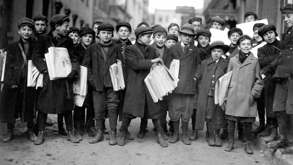 Niños vendedores de periódicos en New Jersey, Estados Unidos, a comienzos de siglo XX. El método de venta fue exportado a varias ciudades del mundo