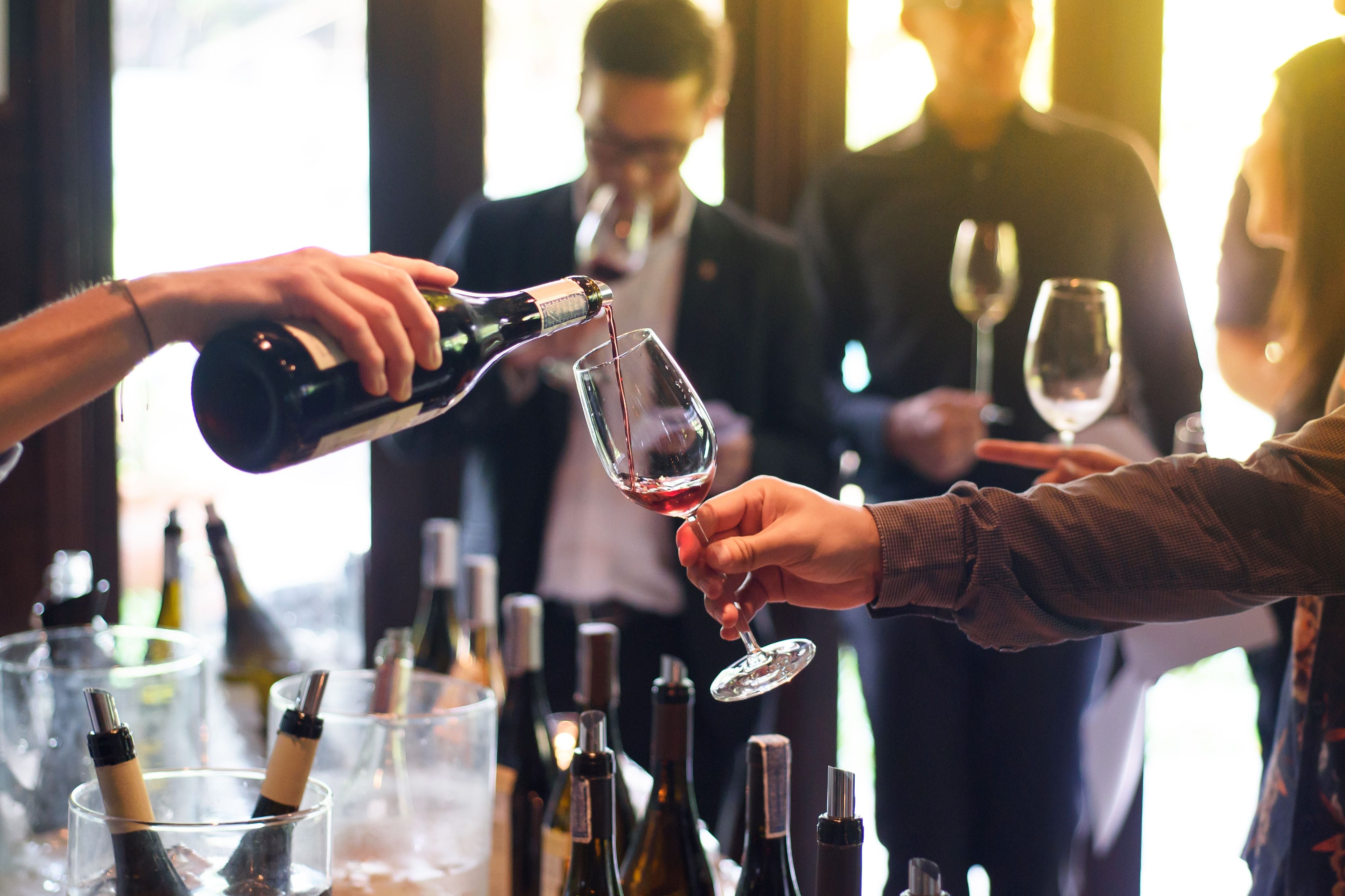 Los sommeliers son un puente entre el productor y el consumidor, ya que debe estar en el lugar indicado y el momento justo en el que alguien pide un vino para beber
