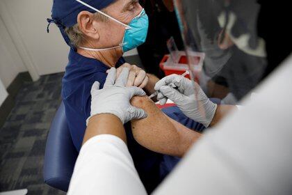 Un trabajador de la salud recibe la vacuna contra el COVID-19 en Miami. Foto: REUTERS/Marco Bello