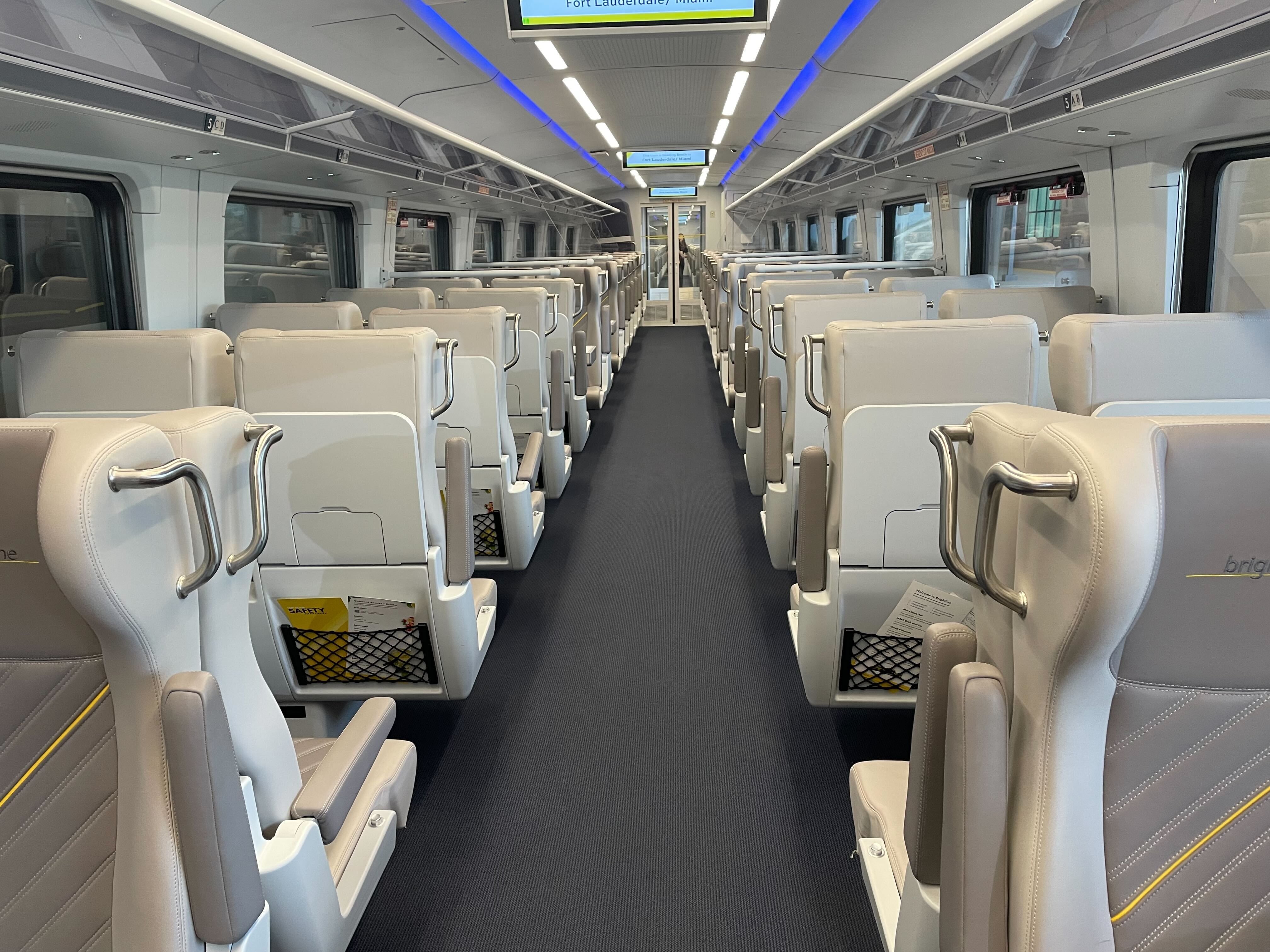 El servicio PREMIUM de Brightline incluye una sala VIP en las estaciones y embarque prioritario.