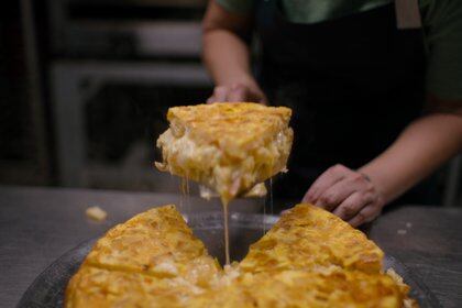 La famosa tortilla rellena de queso del Mercado Central