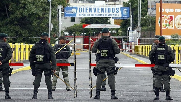 Agentes en el Puente Internacional SimÃ³n BolÃ­var, en la frontera entre Venezuela y Colombia (EFE)