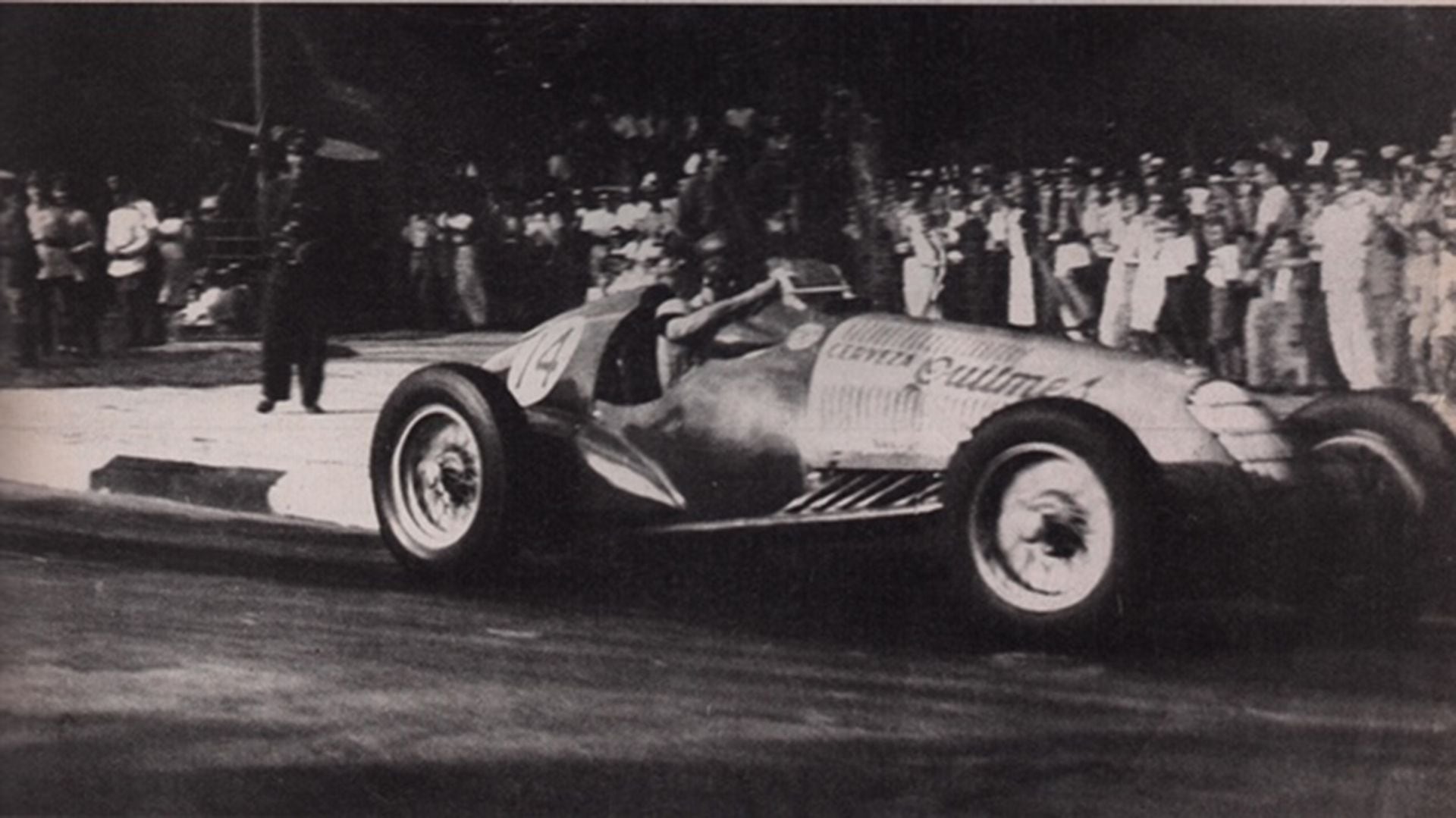 En acción sobre el Alfa Romeo con el que le ganó a los europeos en Palermo en 1949. Nótese la publicidad en su monoposto. 