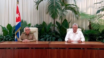 El presidente cubano Miguel Diaz-Canel y el ex mandatario y líder del Partido Comunista de Cuba (PCC), Raúl Castro