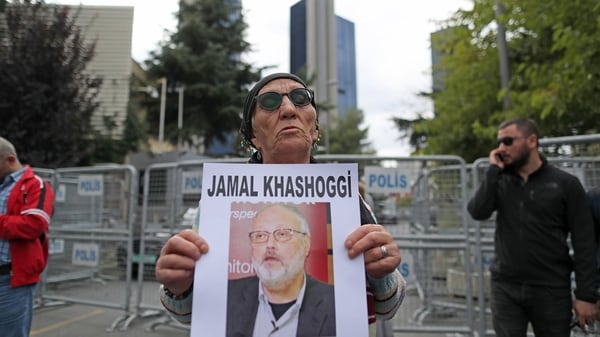 Fotografía de archivo que muestra a miembros de la asociación turca de Derechos Humanos durante una protesta por el periodista saudí Jamal Khashoggi frente al consulado saudí en Estambul, Turquía, el 9 de octubre de 2018. (EFE/ Erdem Sahin)
