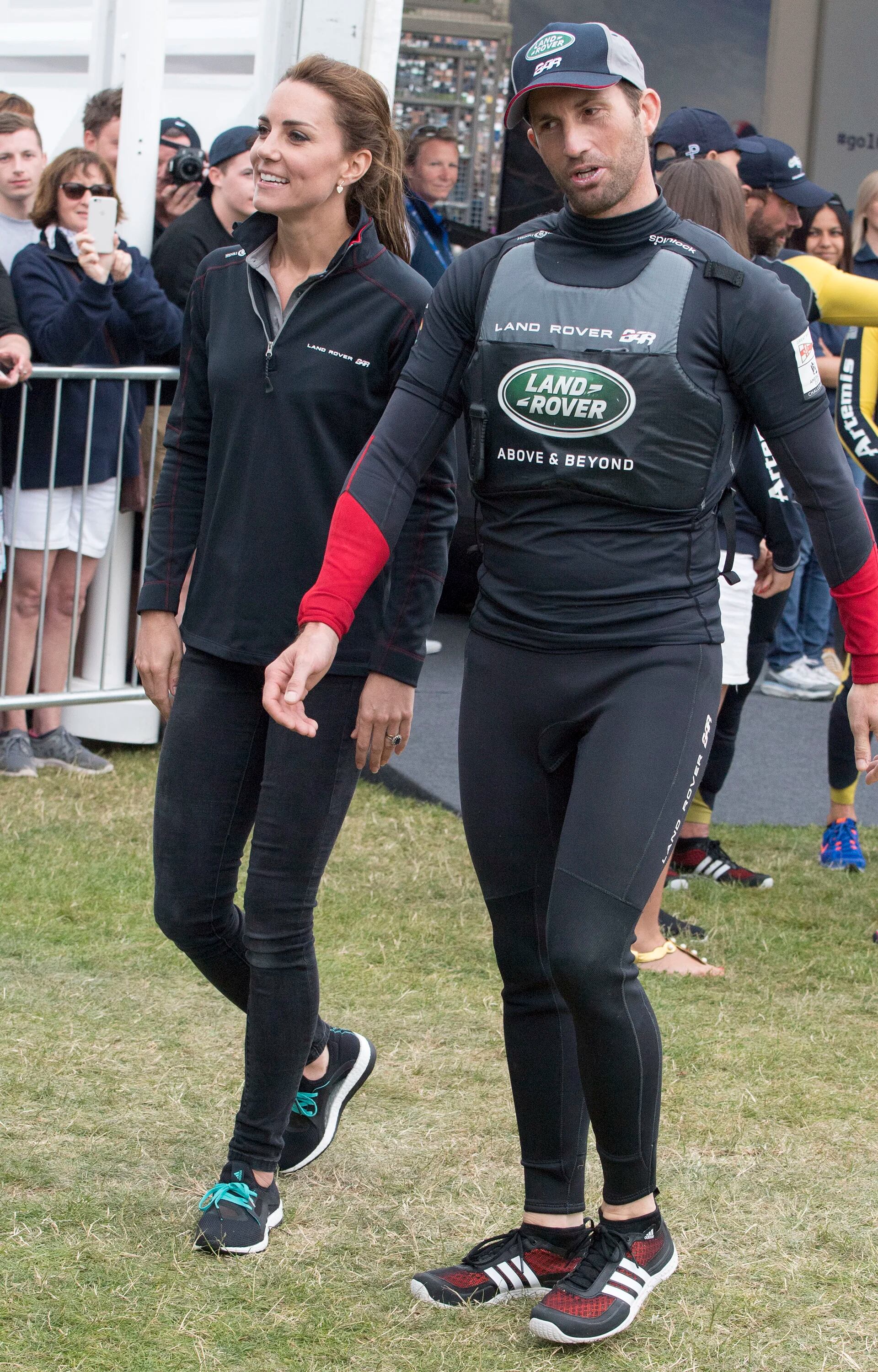 Catalina junto a Ben Ainslie, líder del equipo ganador, en un recorrido por los alrededores de la carrera que se llevó a cabo en Portsmouth, al sur de Inglaterra
