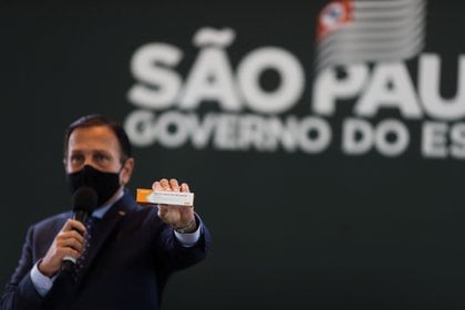 El gobernador del estado brasileño de Sao Paulo sostiene una caja de la posible vacuna del coronavirus Sinovac de Chinadurante una conferencia de prensa en el Hospital das Clinicas, en Sao Paulo, Brasil, el 21 de julio de 2020. (REUTERS)