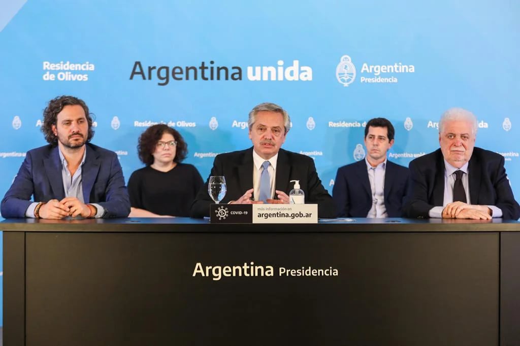 Alberto Fernández durante el anuncio de la prórroga de la cuarentena, acompañado por parte de su gabinete 