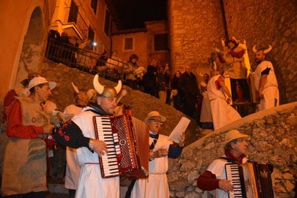 A menudo, la celebración está a cargo de alguna persona elegida del pueblo al que llaman el “cornudo del año”, que, simbólicamente, lleva los enormes cuernos que simbolizan la infidelidad (Proloco Rocca Canterano)