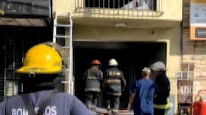 Los bomberos voluntarios de La Matanza se presentaron rápidamente en el edificio de seis pisos ubicado sobre Avenida San Martín 1400 en Ramos Mejía. 