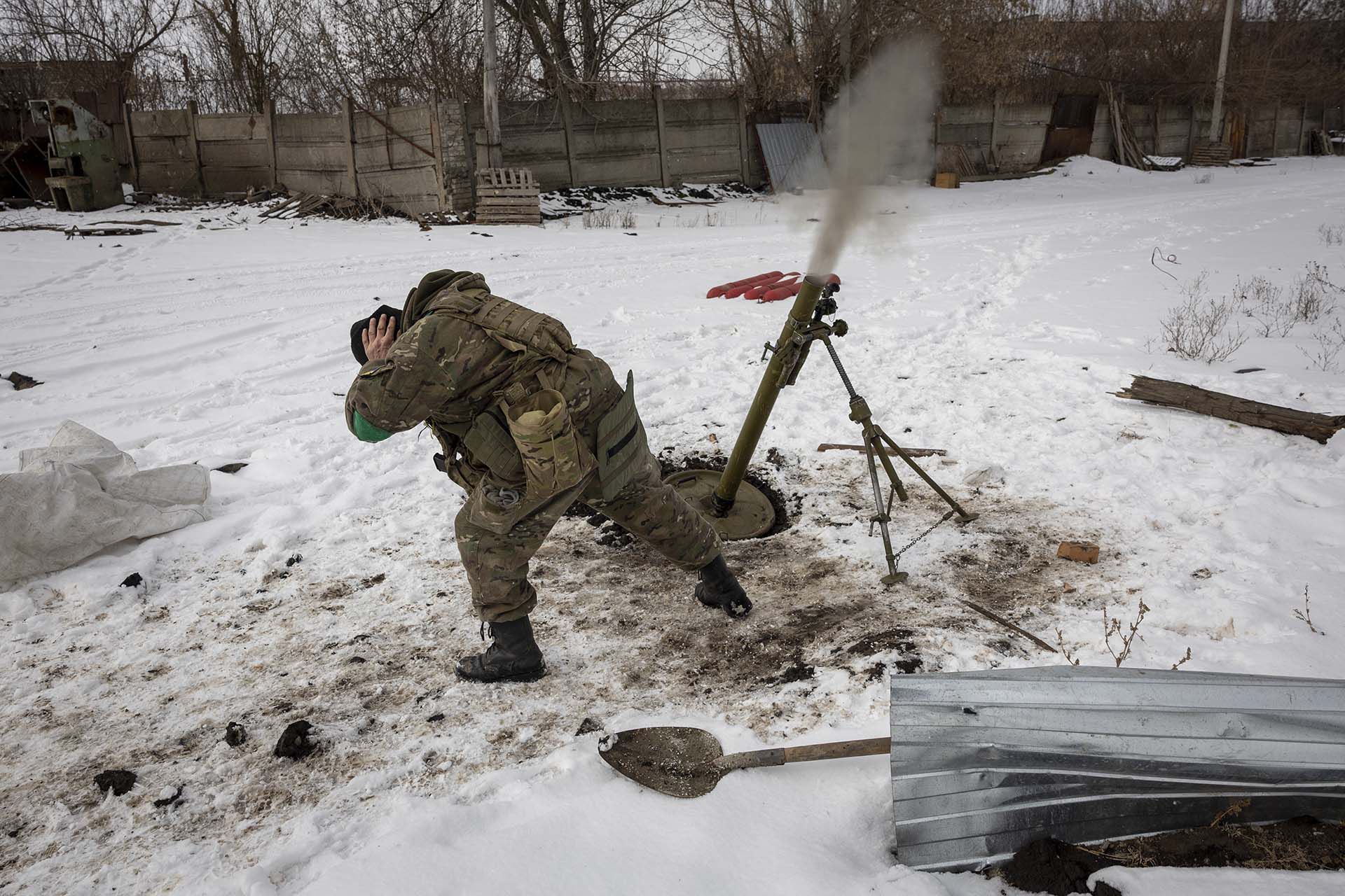 Un equipo de morteros ucraniano dispara contra una posición rusa (Foto de John Moore/Getty Images)