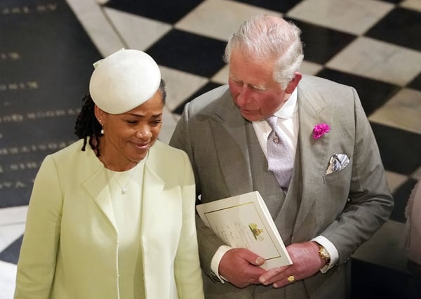 Doria, la madre de Meghan junto con el príncipe Carlos en la boda real (AFP)