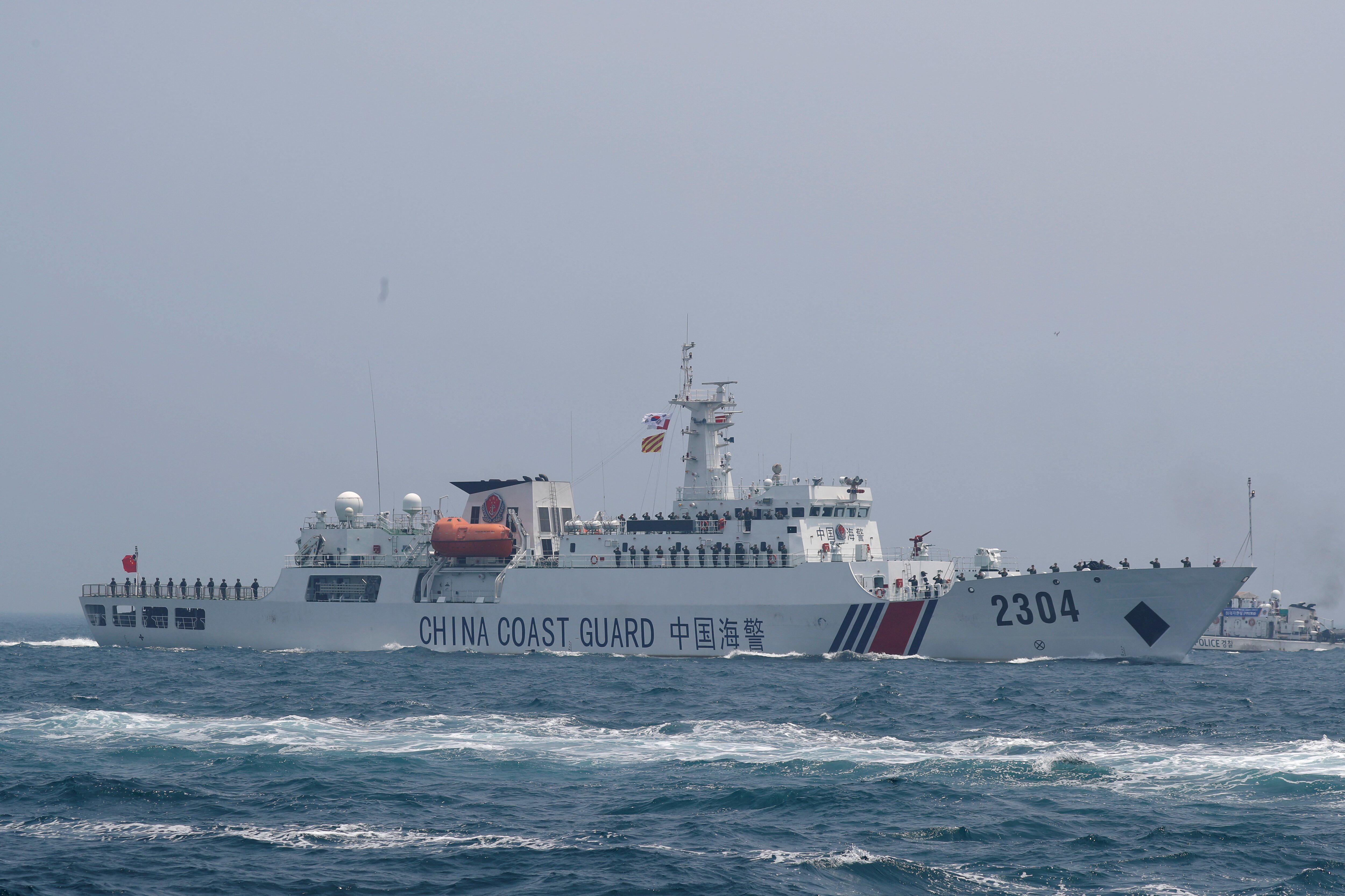  China anunció “patrullas” para “proteger las vidas y las propiedades de los pescadores”, algo que se ha traducido en la incursión frecuente de buques de su Guardia Costera en esta zona (EFE)