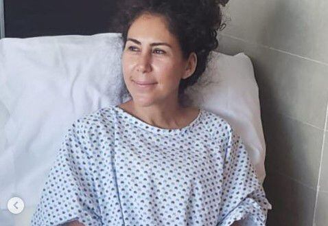 La conductora ingresó al hospital tras presentar problemas con sus implantes de seno (@memodelbosquetv)