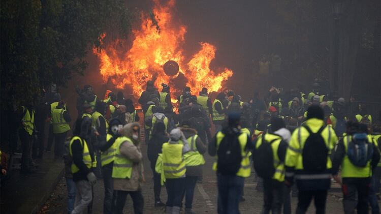 El fuego es la marca saliente de las protestas de este sábado (Reuters)
