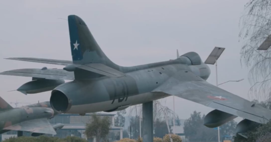 De acuerdo al documental "El ruido del sielencio", este Hawker Hunter exhibido en la base de la Fuerza Aérea de Chile en Cerrillos es uno de los que atacó La Moneda el 11 de spetiembre de 1973  (captura documental  “Hawker Hunter, El ruido del Silencio”)