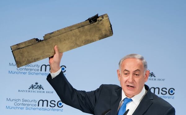 Netanyahu sostiene un pedazo del drone iranía derribado (AFP)