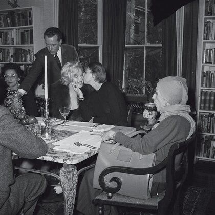 Ya como famosa escritora bajo el seudónimo Isak Dinesen, la baronesa llegó a Nueva York conde fue invitada por los grandes intelectuales y figuras. Esta es la famosa cena con Carson McCullers que besa a Marilyn Monroe, casada en ese momento con Arthur Miller (Bettmann)