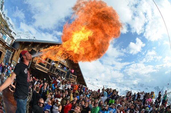 Miles de personas se reúnen en “La Folie” para unas memorables fiestas “after-ski”.