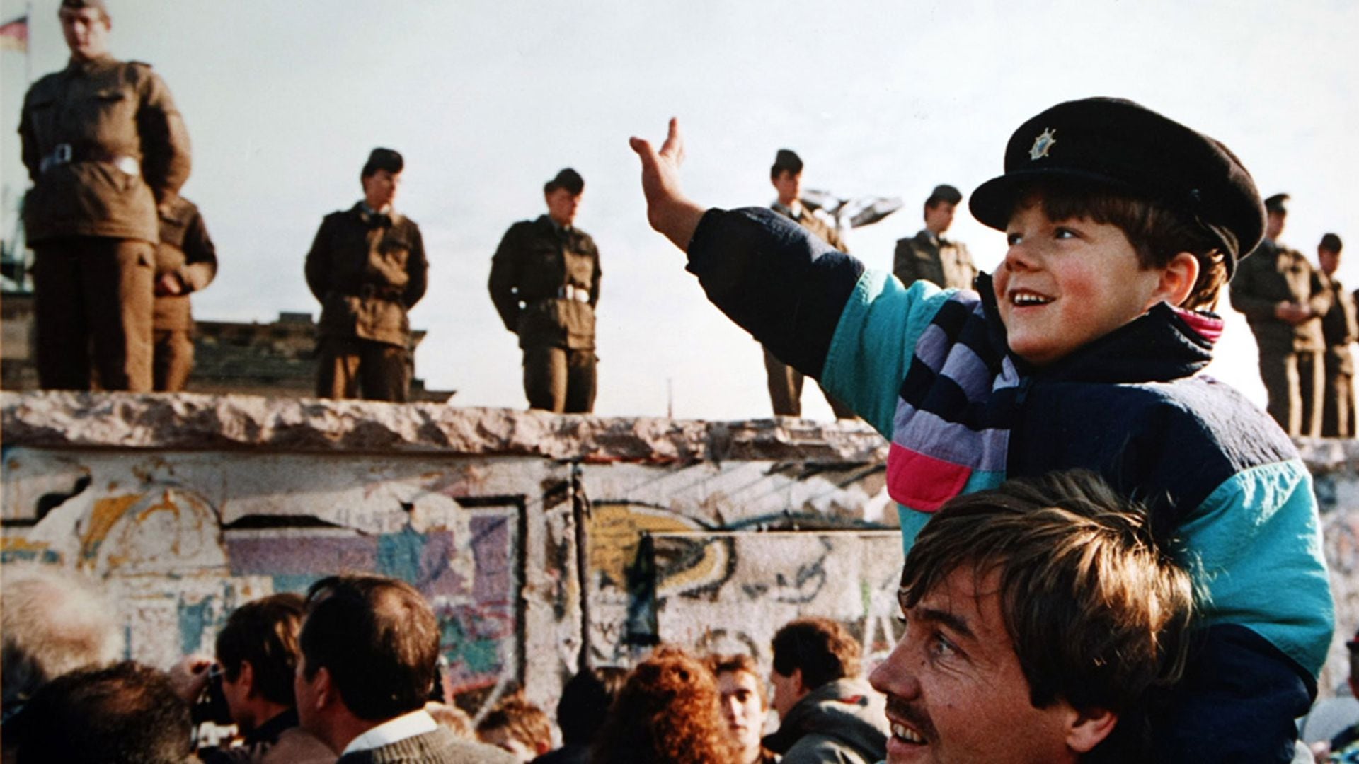 Un niño saluda a los soldados en el Muro de Berlín en frente de la Puerta de Brandenburgo el 10 de noviembre de 1989 John Tlumacki / Boston Globe 163