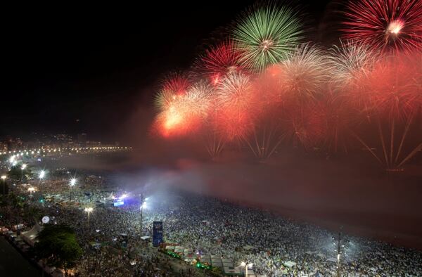 La gente observa cómo los fuegos artificiales explotan en la playa de Copacabana durante las celebraciones de Año Nuevo en Río de Janeiro, Brasil, el 1 de enero de 2020. (REUTERS / Ueslei Marcelino)