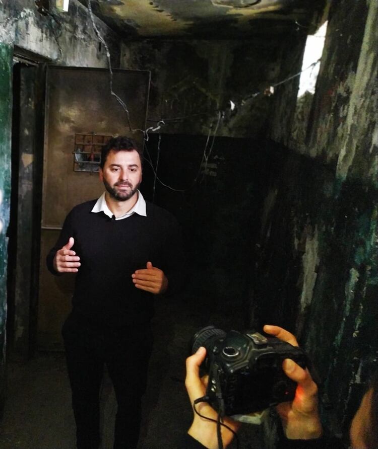 Leonardo recorre las frías y lúgubres celdas donde estuvieron sus padres