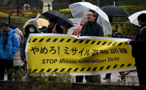 Manifestantes protestaron en contra del simulacro (AFP PHOTO / Toshifumi KITAMURA)