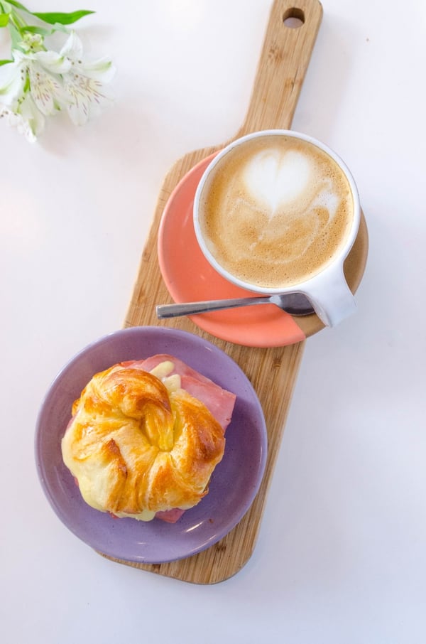 Para acompañar los cafés cuentan con carta de pastelería y platos salados