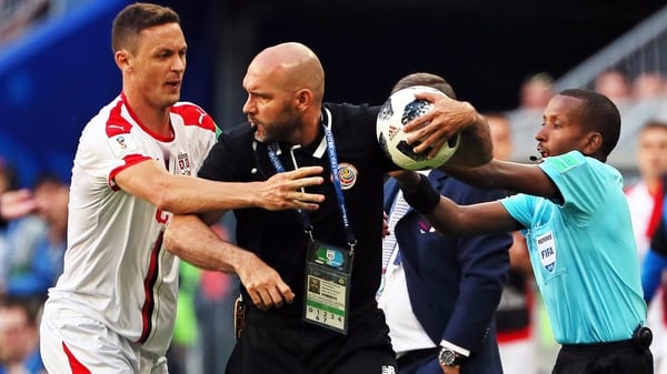 Nemanja Matic, capitán de Serbia, discutió con el ayudante de campo de Óscar Ramírez, entrenador de Costa Rica, sobre el final del partido que los enfrentó en el marco del Grupo E de la Copa del Mundo Rusia 2018 (EFE)
