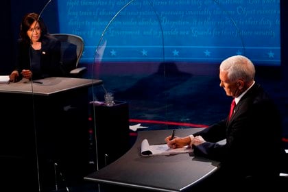Los candidatos a la vicepresidencia de EE.UU Mike Pence (d) y Kamala Harris (i). EFE/EPA/Morry Gash