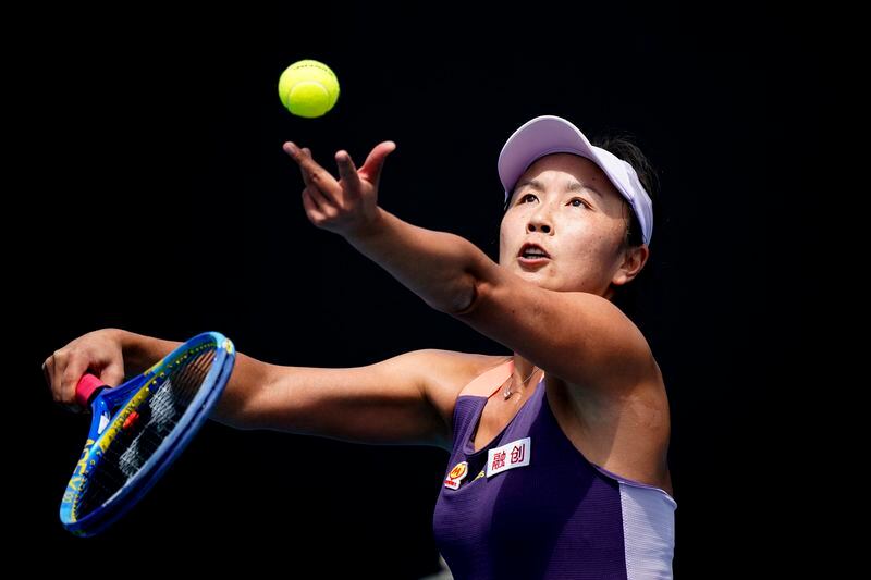La china Shuai Peng en acción durante el partido contra la japonesa Nao Hibino, durante la primera ronda del Open de Australia, en el Melbourne Park, Melbourne, Australia - 21 de enero de 2020. REUTERS/Kim Hong-Ji