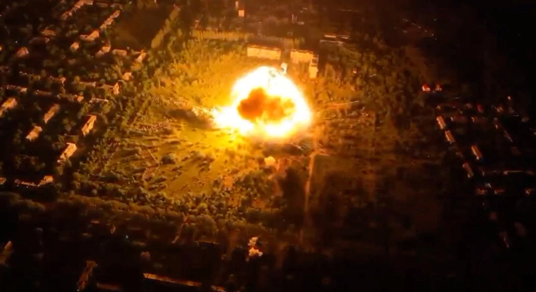 Una vista de una explosión en Makiivka, Ucrania controlada por Rusia, se ve en esta captura de pantalla de un video de redes sociales publicado el 5 de julio de 2023. Telegram/@donetchan/via REUTERS