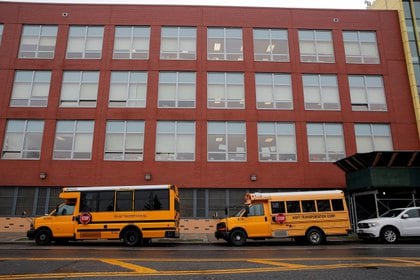 Las autoridades neoyorquinas cerraron las escuelas ante el rebrote de contagios de coronavirus (REUTERS/Brendan McDermid)