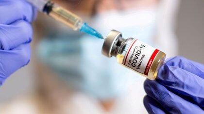 Algunos especialistas argumentan que podría ser mejor para la mayor cantidad de personas posible recibir una vacuna ahora (Reuters)
