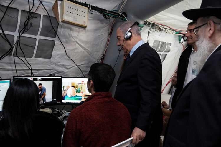 El primer ministro israelí Benjamín Netanyahu durante una visita a la carpa de telemedicina del centro Sheba. Heidi Levine/Pool via REUTERS