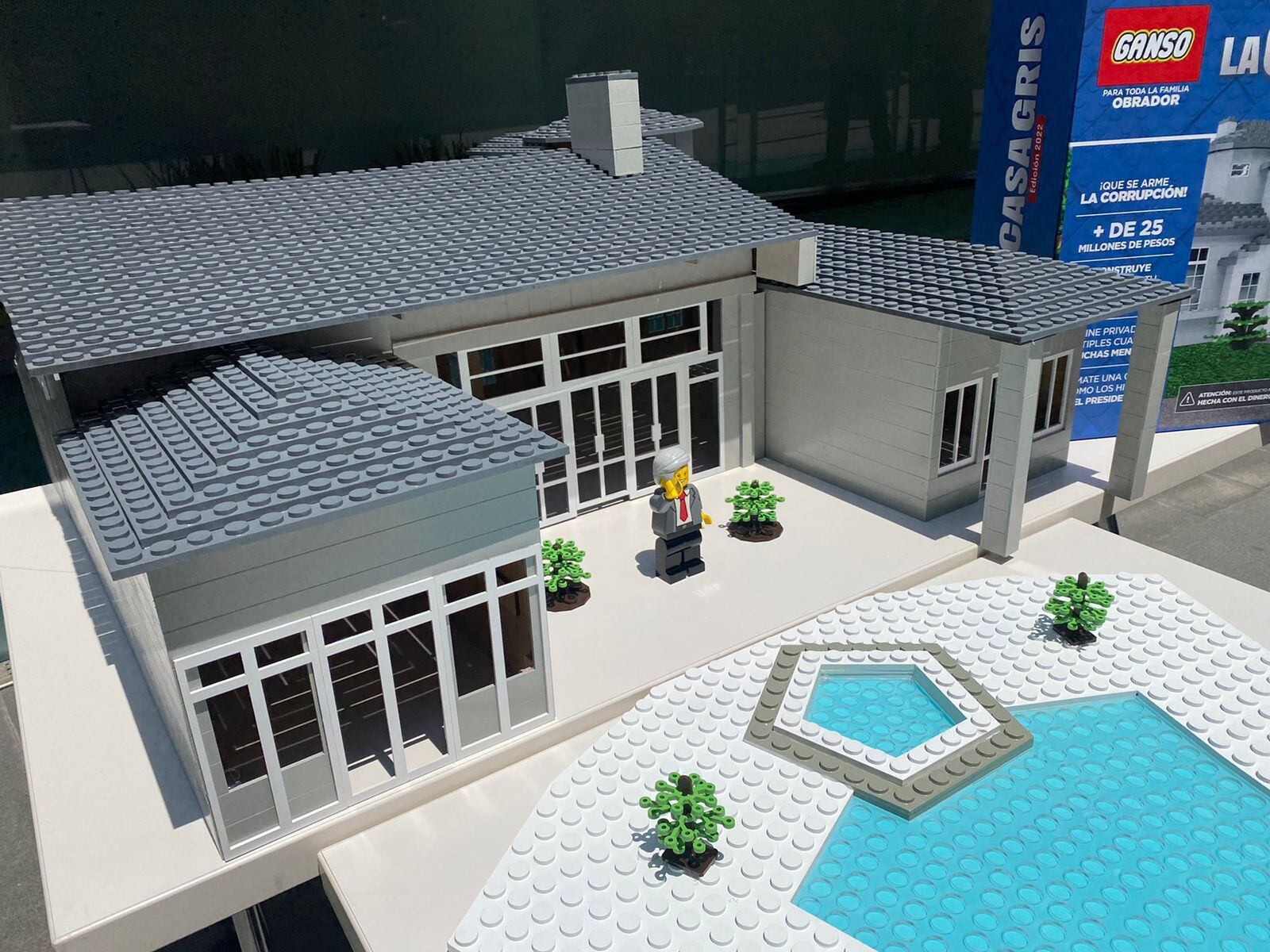 Xochitl Gálvez presented the Grey House as a toy. Photo: Twitter @XochitlGalvez