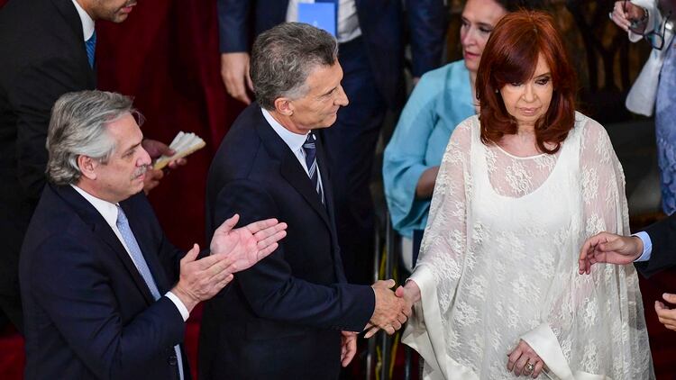 El saludo entre Mauricio Macri y Cristina Kirchner durante la ceremonia en la Asamblea Legislativa 