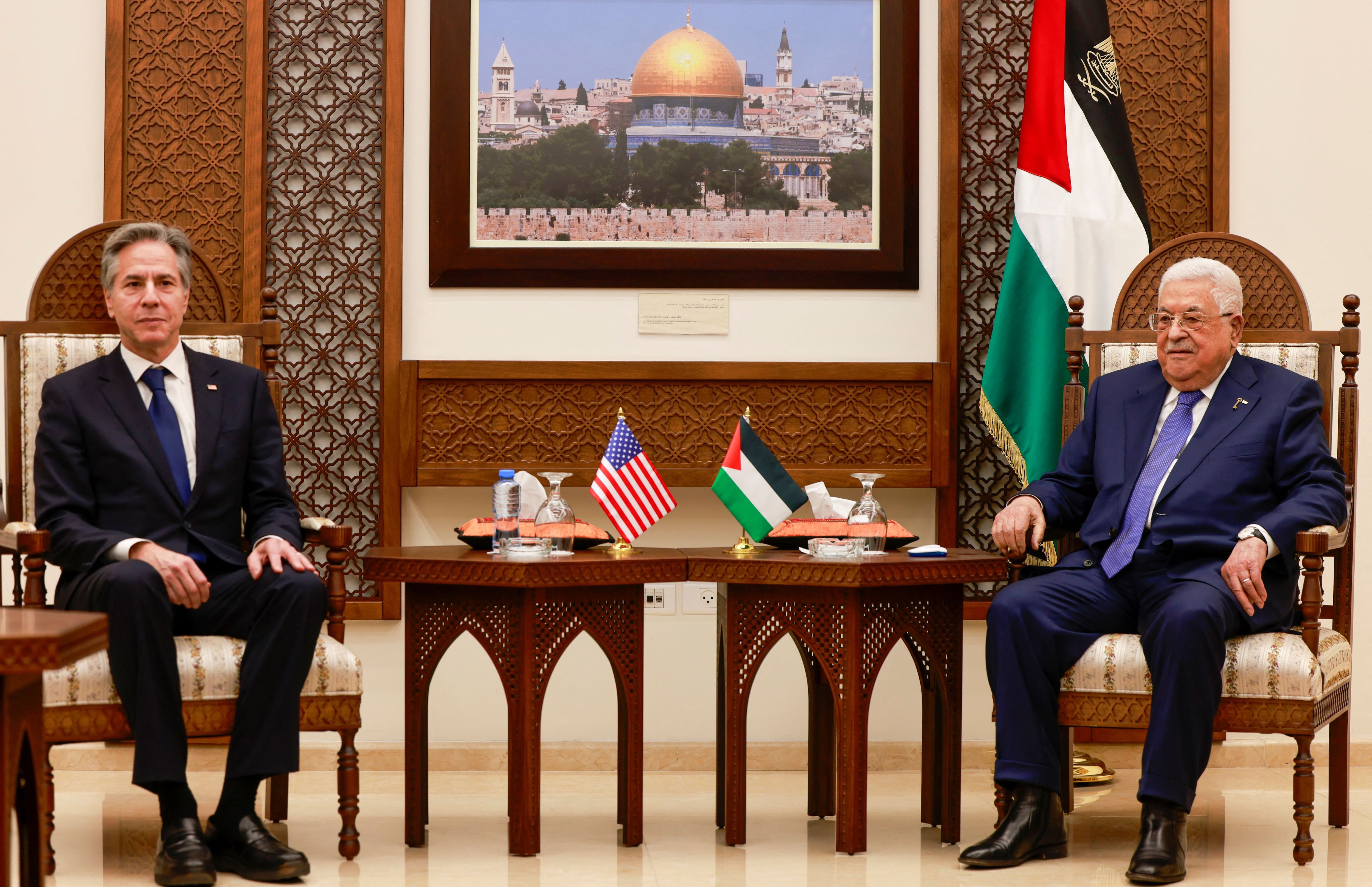 El secretario de Estado estadounidense, Antony Blinken, se reúne con el presidente palestino, Mahmoud Abbas, durante su viaje de una semana destinado a calmar las tensiones en Medio Oriente, en la Muqata'a, en Ramala, en Cisjordania el 10 de enero de 2024. JAAFAR ASHTIYEH/Pool vía REUTERS