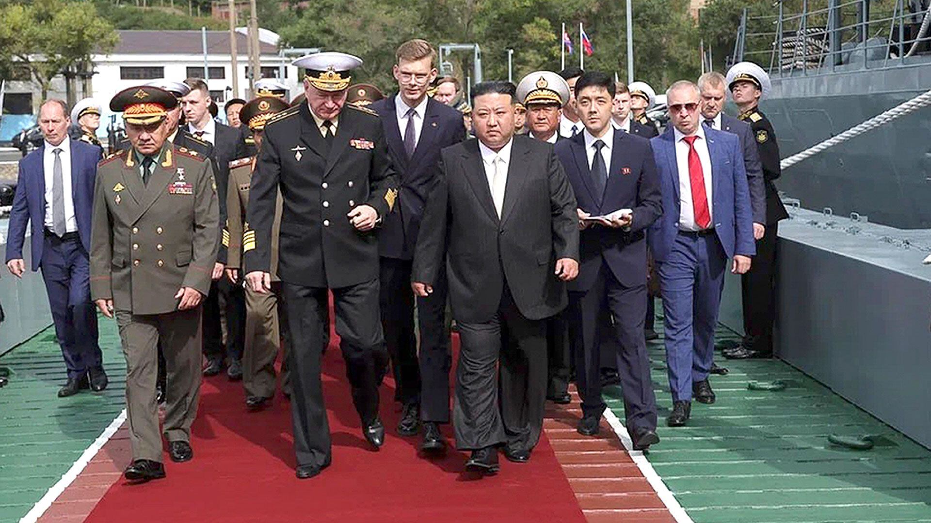 Kim Jong-un conversa con autoridades rusas (AP)