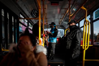 El transporte público es uno de los lugares donde más riesgo de exposición al virus existe (EFE/Juan Ignacio Roncoroni)
